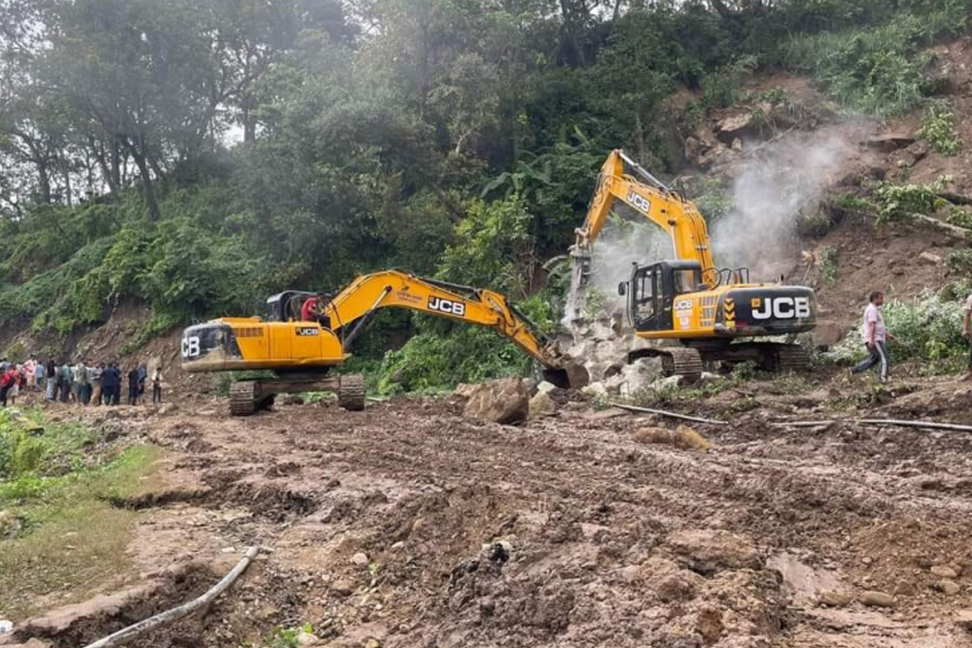 भिमदत्त राजमार्ग सुचारु गर्नै सकस, लगातारको बर्षाले समस्या  